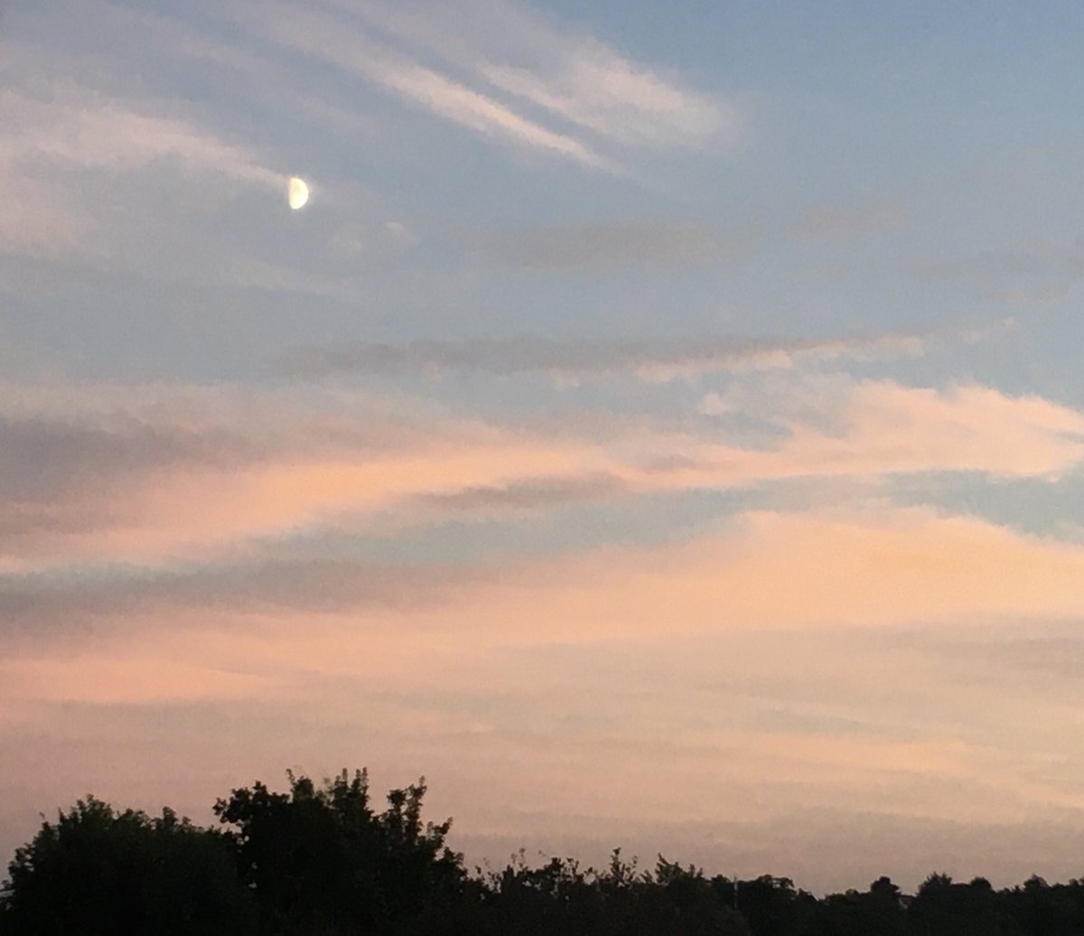 RoseMSaliba's tweet photo. This is half way to today’s full blue sturgeon moon. Enjoy https://t.co/1nJl8jtIrG