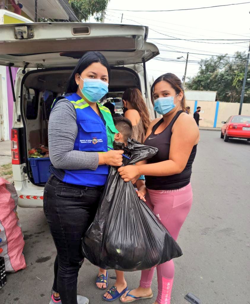FundFeyAccion's tweet photo. #FYA; Nuestras compañeras, continúan realizando visitas a nuestros usuarios que participan en los convenios #AM #PCD @InclusionEc llevando actividades, entregando donaciones de alimentos y medicinas, asistiendo de manera integral a sus familias y las comunidades. 🏠👍 https://t.co/px9NkMXIMN