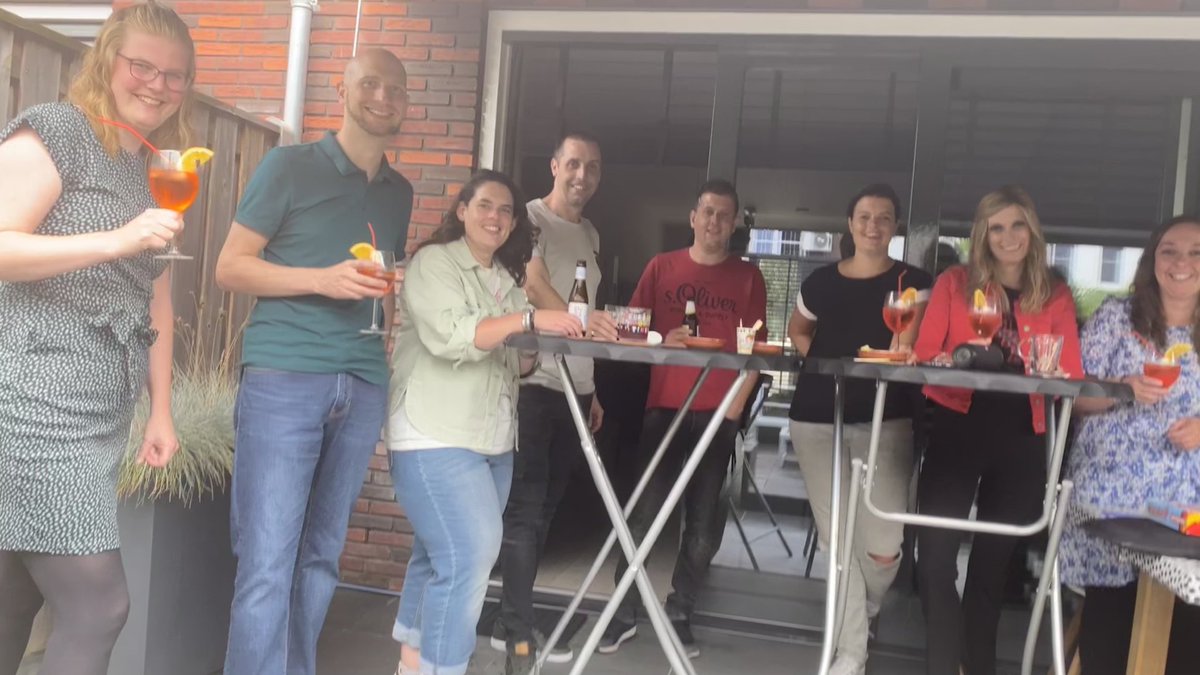 Proosten op de nieuwe singel van ⁦<a href="/JanSmit/">JAN SMIT</a>⁩ 🎶🥂 #ZolangJeBijMeBent #vriendenvoorhetleven