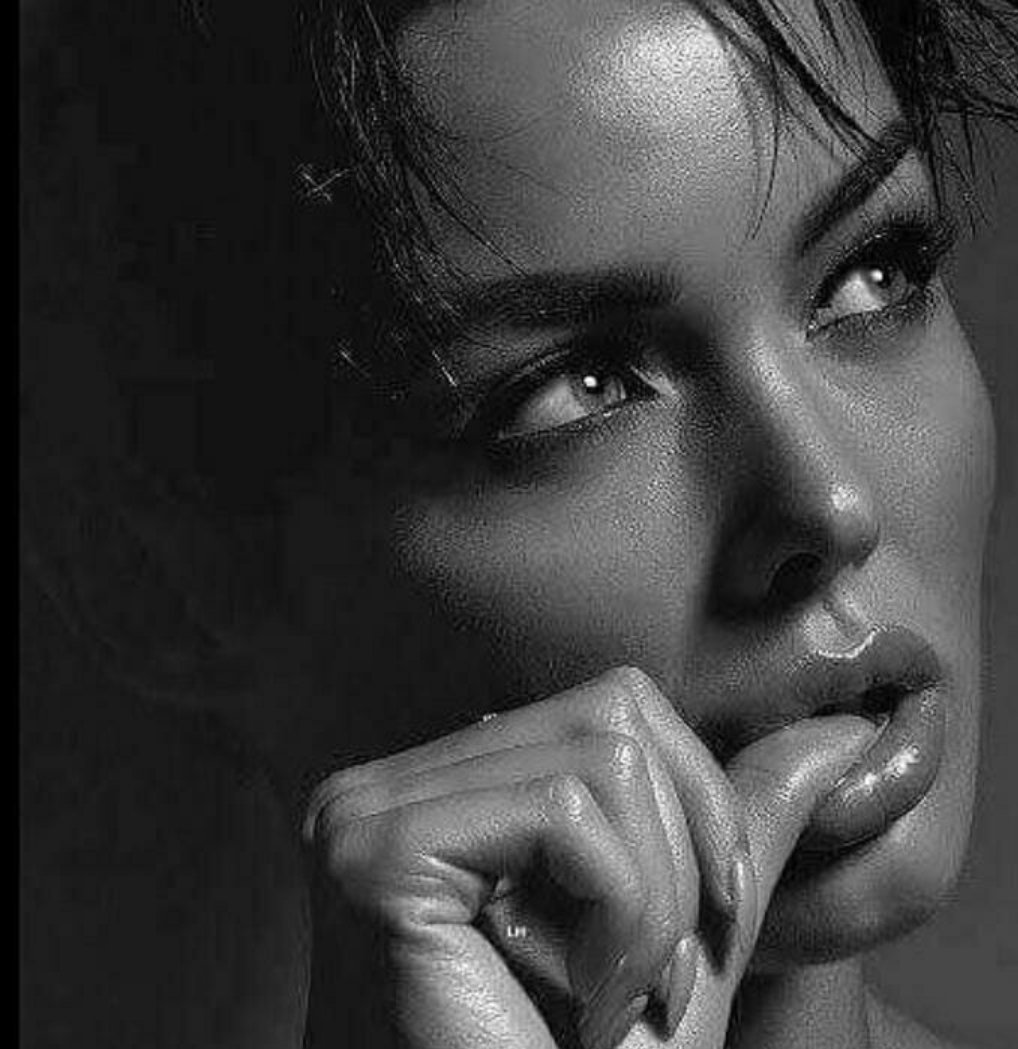 брюнетка с перчинкой. суженная дама. девушка уменьшила мужчину. обойди эту женщину. загадочность модное фото.