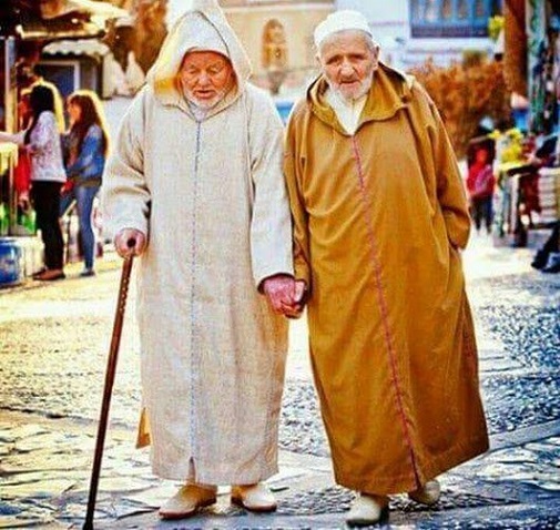 " أصدقاء الثانوية تفرقهم الجامعة .. وأصدقاء الجامعة تفرقهم الوظيفة .. وأصدقاء الوظيفة تفرقهم الاستقالة .. أما أصدقاء الروح فلا يفرقهم إلا الموت " (م)

#جماليات 
#صفه_تحبها_فيك