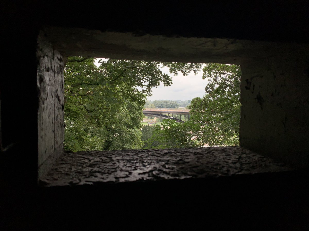 Vandaag de <a href="/Valkhofbunker/">Valkhofbunker</a> bezocht met zicht op een stukje van de <a href="/WaalbrugNijmeg1/">Waalbrug Nijmegen</a> #valkhof #nijmegen #bunker