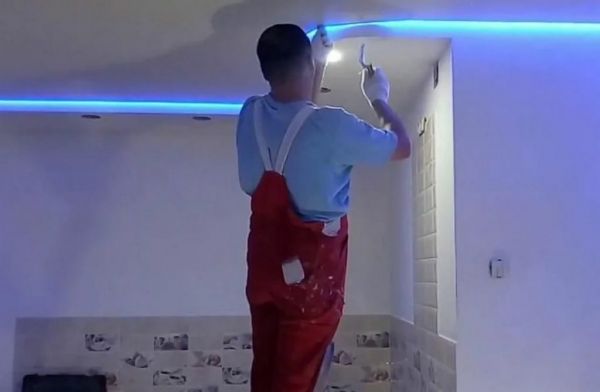 светодиодная лента на кухню. установить светодиодное освещение. подсветка для кухни. 40w 3300 лм 2700k 3 м. светодиодная подсветка для кухни.