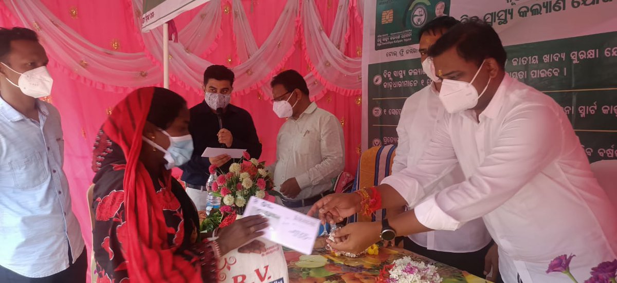 dm_malkangiri's tweet photo. Distribution of #BSKY Smart Health Cards at MPV 76 school, Bhubanpali GP, in presence of Sri.Tusharkanti Behera, Hon'ble Minister Sports &amp; YS and E &amp; IT , Odisha, Sri.Amarendra Das, Hon’ble Chairman, OSCDC and other District level officials. @CMO_Odisha @MoSarkar5T @btushar02 https://t.co/v7Q2bLjmyu