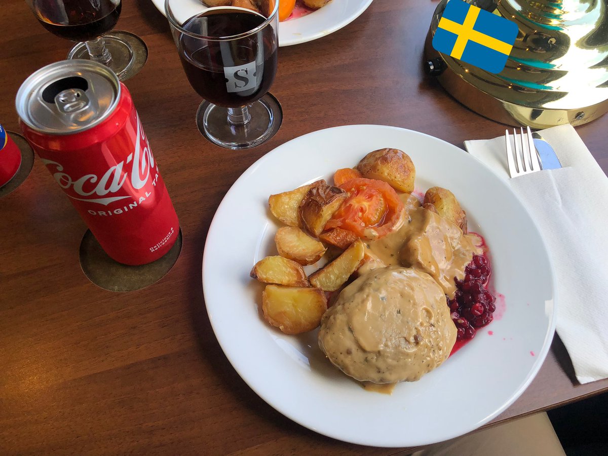 marcostrain's tweet photo. Lunchtime on the @snalltaget1 #Krogen! I chose the salisbury steak served with a creamy tarragon pepper sauce, potato wedges and lingonberry jam. Enjoyed this delicious dish while approaching to Norrköping passing by lakes, forests and fields. 🇸🇪🚆📷 https://t.co/BSFpBzVgXW