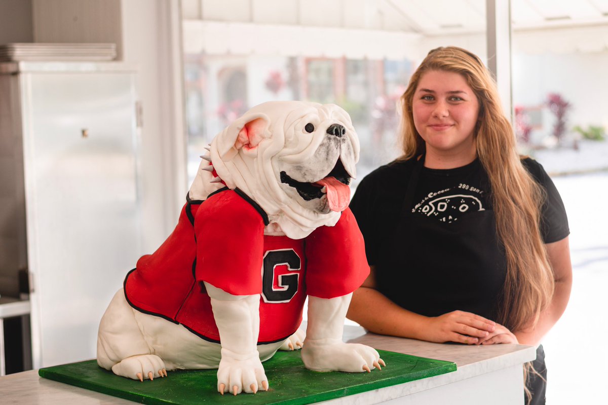ms__awesome28's tweet photo. Check out this CAKE made by my daughter! #artist #cakeart #Bulldogs #photography #UGA @GeorgiaFootball @UGAAthletics @UGAfootballLive @ugaalumniassoc @UGAGymnastics @KirbySmartUGA @DawgNation @UGAFans @Bulldogs #GeorgiaFans #GeorgiaFootball #GoDawgs #mascots #collegefootball https://t.co/bdnXahDqyc