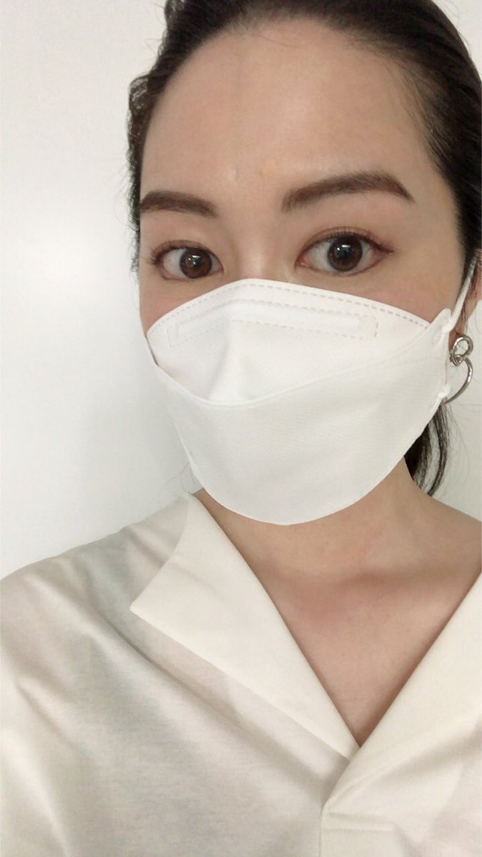 aya_katsuda's tweet photo. ポーラ  メークアップディレクターの中岡さんに眉メークのチェックをしてもらったところ、眉尻の流れに沿ってパウダーをシュッッとほんの数ミリ、付け足してくださって。「眉には余韻が必要なんですよ」と教えていただきました。たしかに数ミリで全然違う。眉に余韻😳眉に余韻✨覚えておきます✍️ https://t.co/oMgZFwSygv