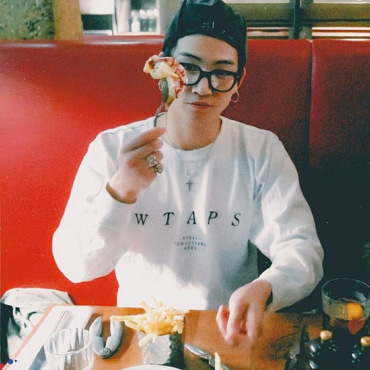 theskyandsea's tweet photo. 🥞 ฮันนี่แปลว่าที่ีรัก​

"ยืนอยู่เฉยๆ​ แหละ​ ฮันนี่โทสวันนี้จะได้อร่อย" 

📎https://t.co/X39badJcWr

#tillyou_bmbcafe
#bmark
#markbeom https://t.co/HiR6e4NhuA