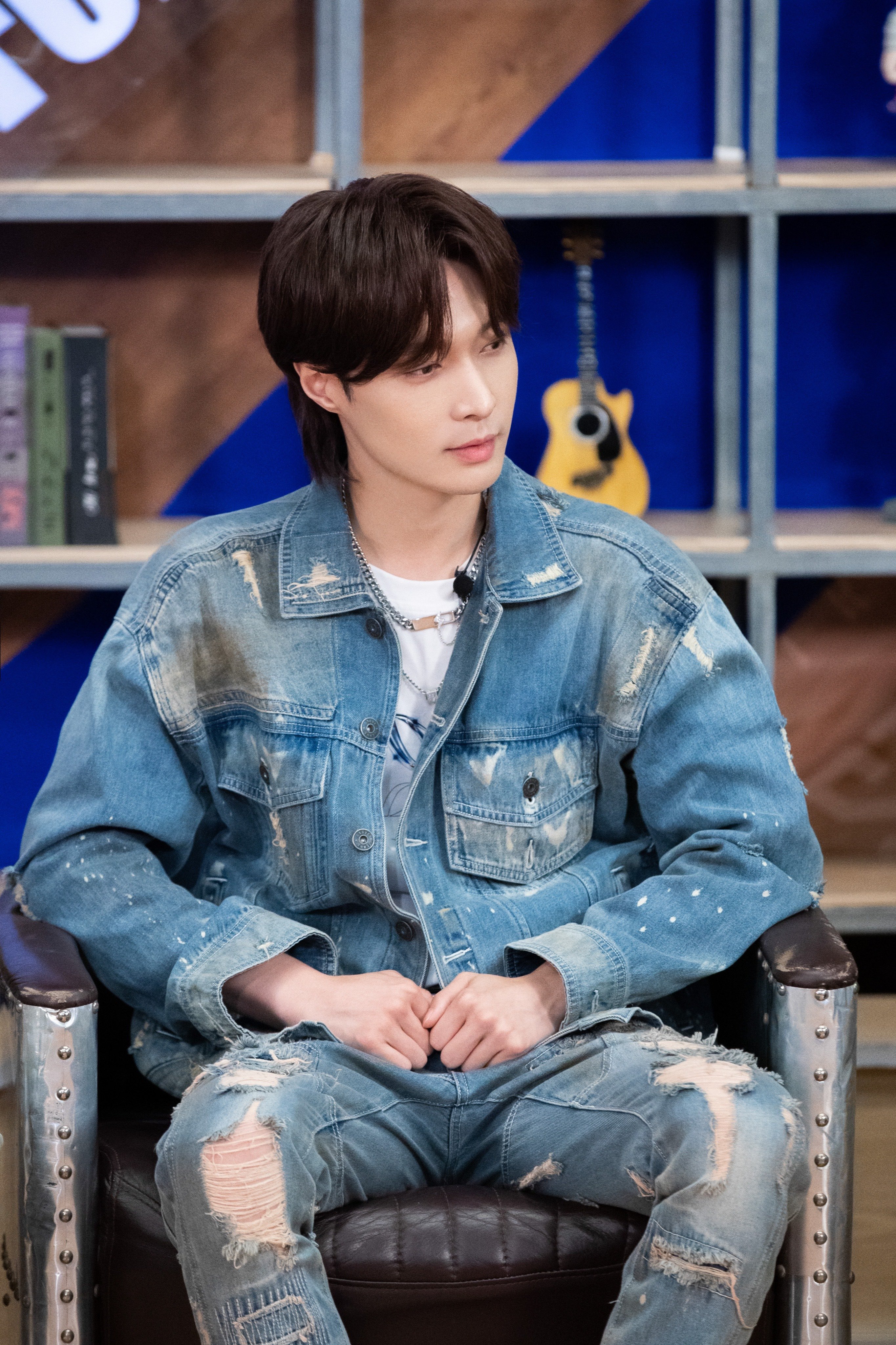 StreetDanceofChinaS4 [PRESS CONFERENCE STILLS] Captain #LAYZhang looks  handsome in a denim outfit with mullet hair. Three photos are not…