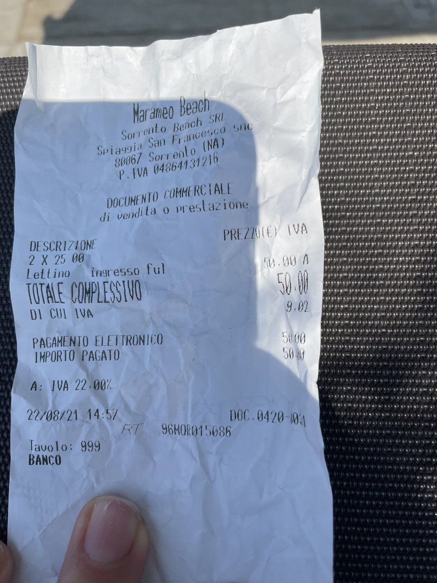 Quando vai a Sorrento alle 15:00 e paghi 50,00 per 2 lettini.#Campania #Sorrento #spiaggia #Mare