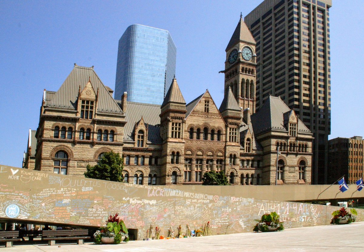 whatdoesntkillu's tweet photo. One of my favourite hometown memories is coming home for a girls weekend - I was living in Ohio in 2011 - to find these messages for Jack Layton surrounding Toronto's city hall and filling @npstoronto 🖤
#RIPJackLayton #Toronto https://t.co/fLJNaFPmlG