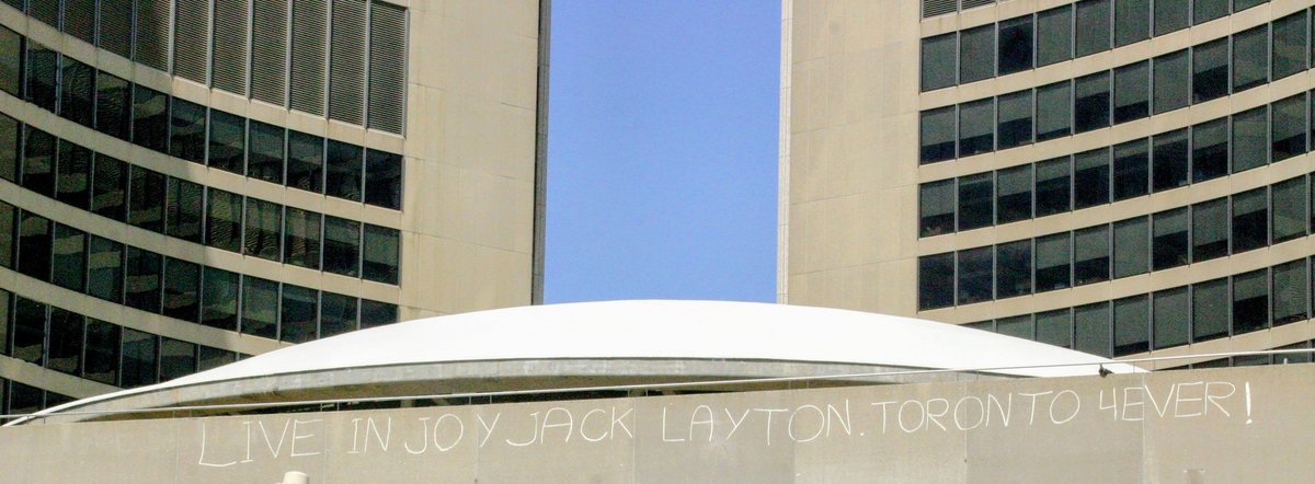 whatdoesntkillu's tweet photo. One of my favourite hometown memories is coming home for a girls weekend - I was living in Ohio in 2011 - to find these messages for Jack Layton surrounding Toronto's city hall and filling @npstoronto 🖤
#RIPJackLayton #Toronto https://t.co/fLJNaFPmlG