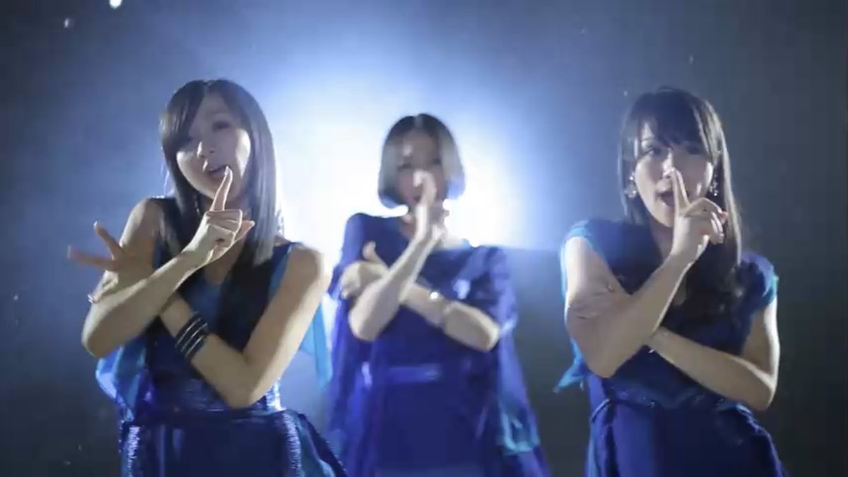 ara_Perfume's tweet photo. polygon waveで、GRITTERの時、横に昔からファンです感出てるおじさんいたんですけど、その方『ころぶのは 簡単で』の時👊パンチしたらビクってなっててなんか可愛かった笑
#prfm #polygon_wave https://t.co/s4yg5Z9aKe