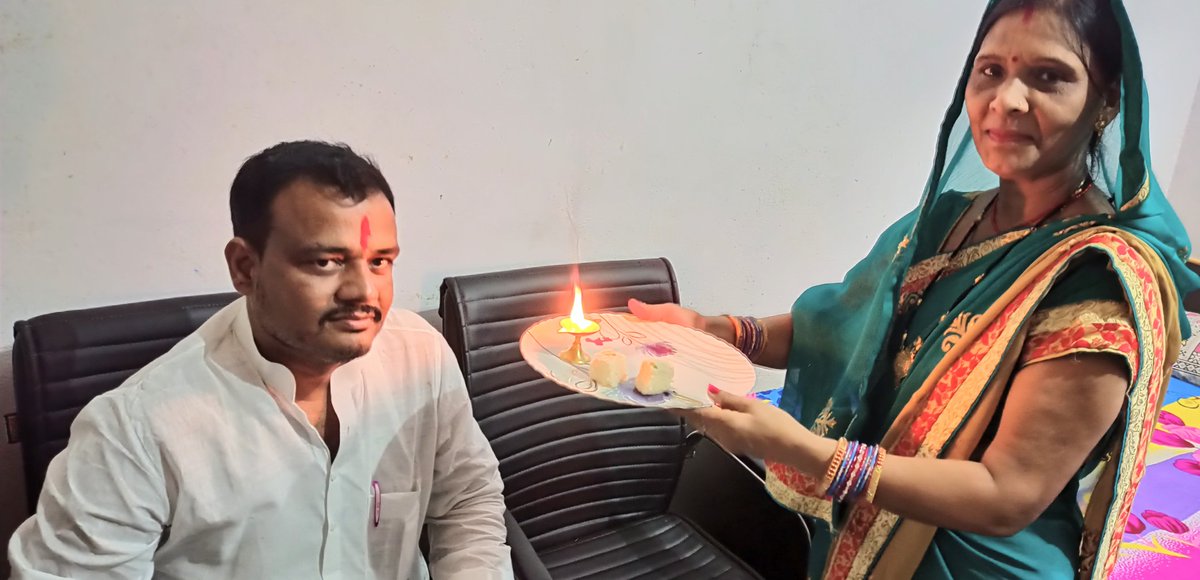 lojpa_singh's tweet image. आज भाई बहन के अटूट प्रेम, विश्वास, समर्पण एवं रक्षा का प्रतीक, पवित्र-त्यौहार #रक्षाबन्धन के अवसर पर अपनी बड़ी बहन से रक्षा सूत्र बँधवाते हुए ।आप सभी को रक्षाबंधन की हार्दिक शुभकामनाएं।
@iChiragPaswan @LJP4India @LJPsanjay @rajutiwari1997 @SaurabhMsPandey @hulaspandeyljp
