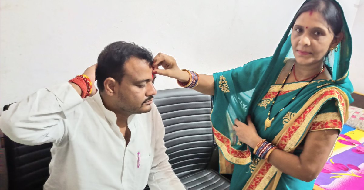 lojpa_singh's tweet image. आज भाई बहन के अटूट प्रेम, विश्वास, समर्पण एवं रक्षा का प्रतीक, पवित्र-त्यौहार #रक्षाबन्धन के अवसर पर अपनी बड़ी बहन से रक्षा सूत्र बँधवाते हुए ।आप सभी को रक्षाबंधन की हार्दिक शुभकामनाएं।
@iChiragPaswan @LJP4India @LJPsanjay @rajutiwari1997 @SaurabhMsPandey @hulaspandeyljp