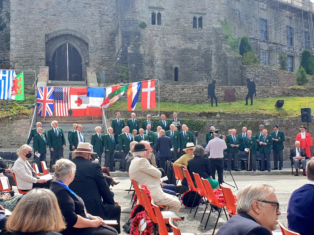 WmPowell2021's tweet photo. Wonderful to be part of today's moving @PoppyLegion Centenary Anniversary masterminded by the intrepid #KelvynJenkins & the local #HayonWye #RBLBranch. Delighted to hear @TalgarthMChoir in good voice & to see @gwratcliffe #JohnGwynne & #CaptMorgan playing their part #RBL100 🏴 🇬🇧 https://t.co/WAzIWAdOVi