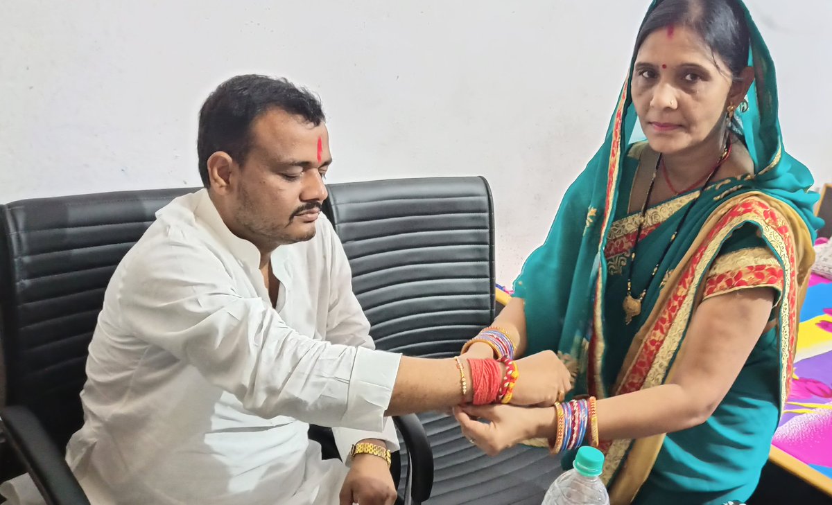 lojpa_singh's tweet image. आज भाई बहन के अटूट प्रेम, विश्वास, समर्पण एवं रक्षा का प्रतीक, पवित्र-त्यौहार #रक्षाबन्धन के अवसर पर अपनी बड़ी बहन से रक्षा सूत्र बँधवाते हुए ।आप सभी को रक्षाबंधन की हार्दिक शुभकामनाएं।
@iChiragPaswan @LJP4India @LJPsanjay @rajutiwari1997 @SaurabhMsPandey @hulaspandeyljp