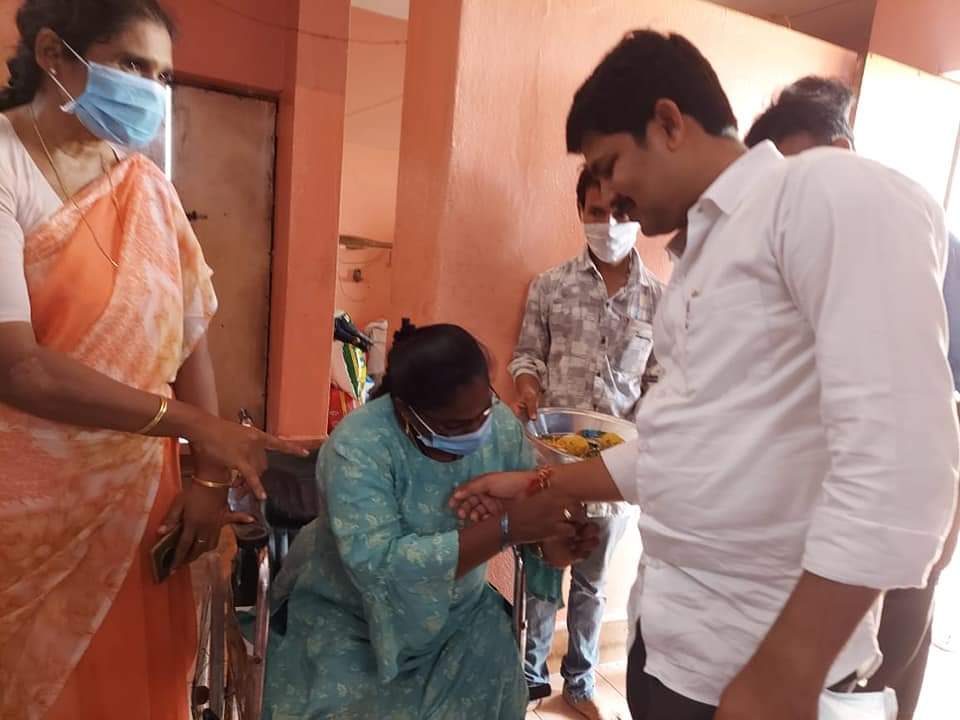 YSRCPBDR1's tweet photo. రేణిగుంట అభయ క్షేత్రాన్ని ఎంపీ గురుమూర్తి సందర్శించి అనాథలు ,  విభిన్న ప్రతిభావంతుల తో కలసి ఆదివారం రాఖీ పండుగ జరుపుకున్నారు.  

అక్కడ ఆశ్రయం పొందుతున్న వారితో కలిసి వారి చే రాఖీలు కట్టించుకున్నారు.  వారి కి స్వీట్స్ పంపిణీ చేశారు. 
@GuruMYSRCP
@ysjagan
@BharatYSRCP https://t.co/WY1iF7sPpa