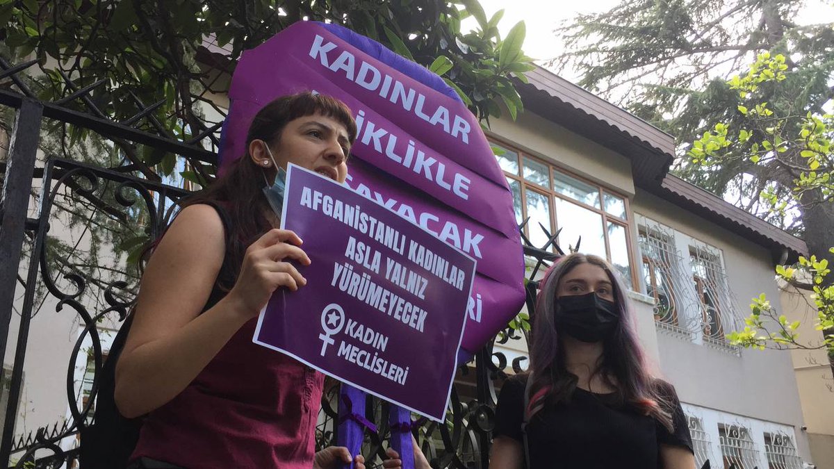 Afgan kadınlar için İstanbul'da eylem: "Taliban ve destekçileri yeryüzünden silinecek"

Kadın Meclisleri, Afgan kadınlarla dayanışma amacıyla Afganistan Başkonsolosluğu önünde eylem gerçekleştirdi. Konsolosluk önüne "Kadınlar laiklikle yaşayacak" yazılı mor çelenk bırakıldı.