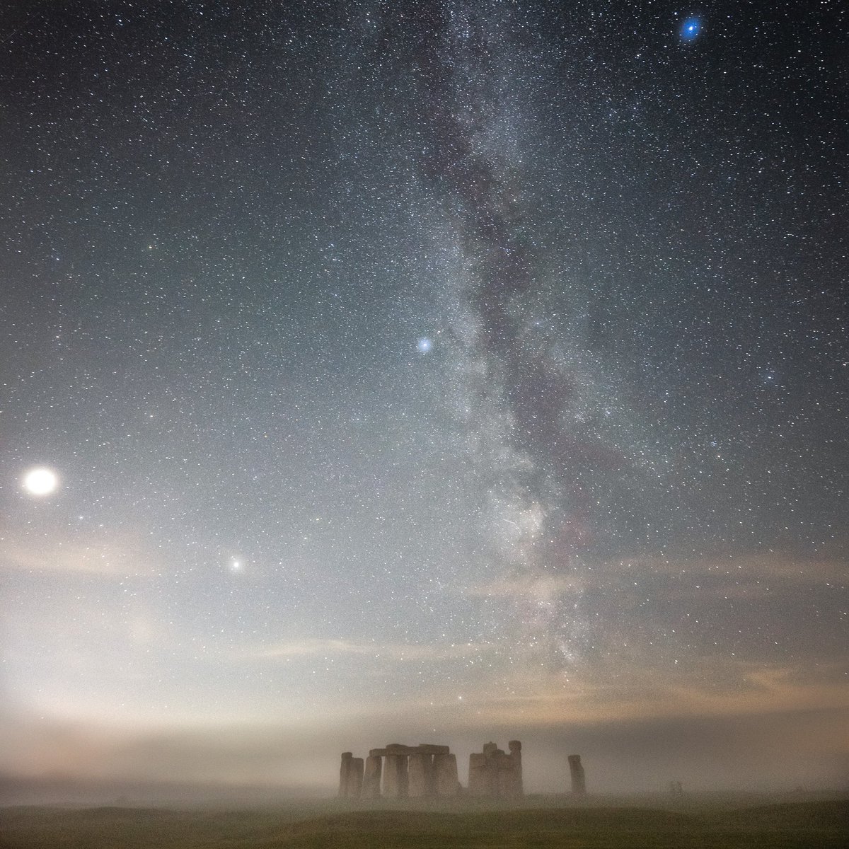 The land of the ancients... The ground mist adding a beautifully dimension to the clear sky above Stonehenge this week. Image via <a href="/TheBristolNomad/">The Bristol Nomad</a> 🔭✨💫