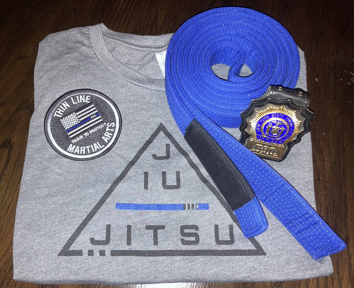 The new belt goes well with my Thin Line Martial Arts shirt @TLMAjiujitsu 

#copswhotrain #copjitsu #adoptacopbjj #jiujitsu #jiujitsufiveo #jiujitsulifestyle #thinblueline #bjjmakeitmandatory #bjjlifestyle #bjj #defensivetactics #policegrappling #police #thinlinemartialarts