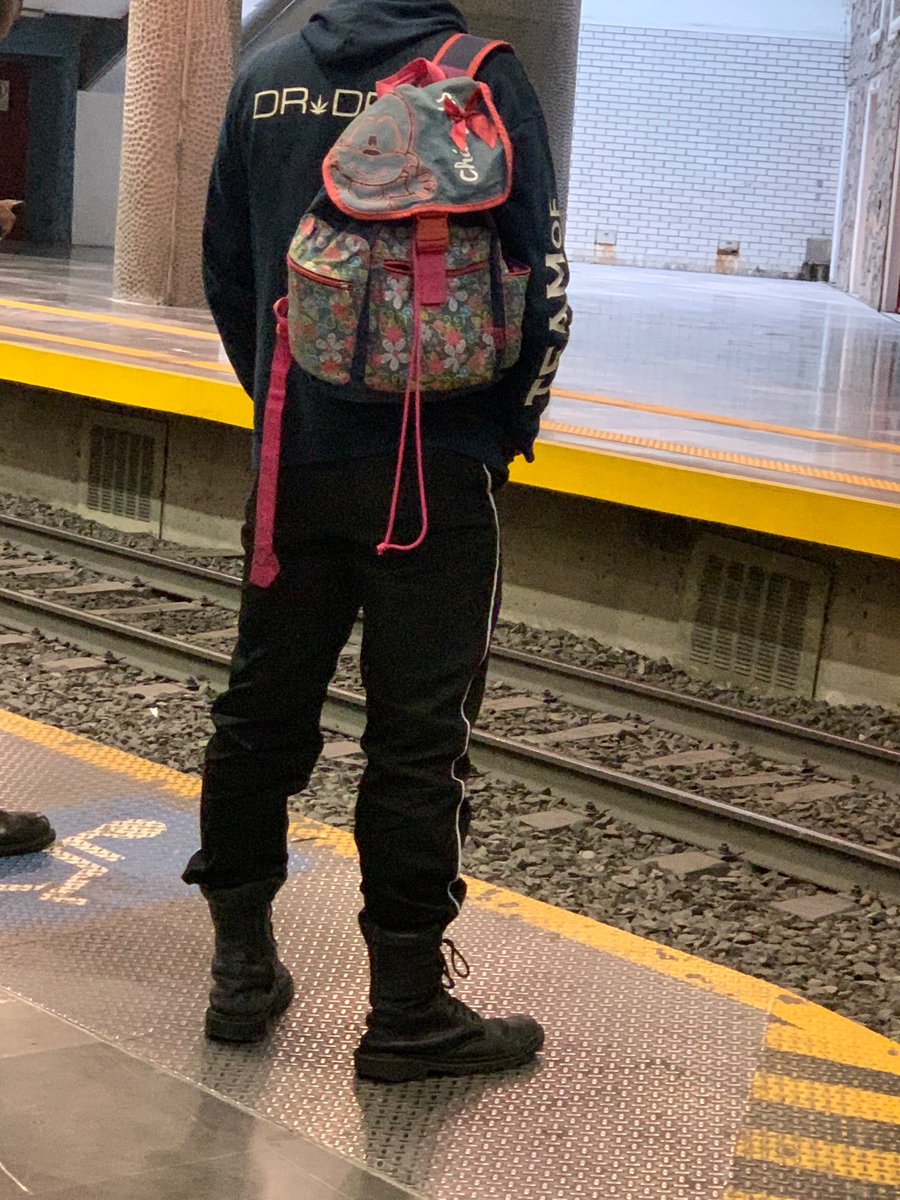 IsaiRob02655219's tweet photo. Un guardia sexy en el tren de GDL https://t.co/nnSDllcWvE