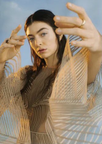 hsdaily's tweet photo. “He’s such a wonderful pop star — he’s one of my favourites. He and Dua Lipa are exactly what I want out of a pop star. They’re such stars. And so good at it. I’d love to write for him actually.” - Lorde on wanting to work with Harry for The Sunday Times https://t.co/dYQEB8yEva