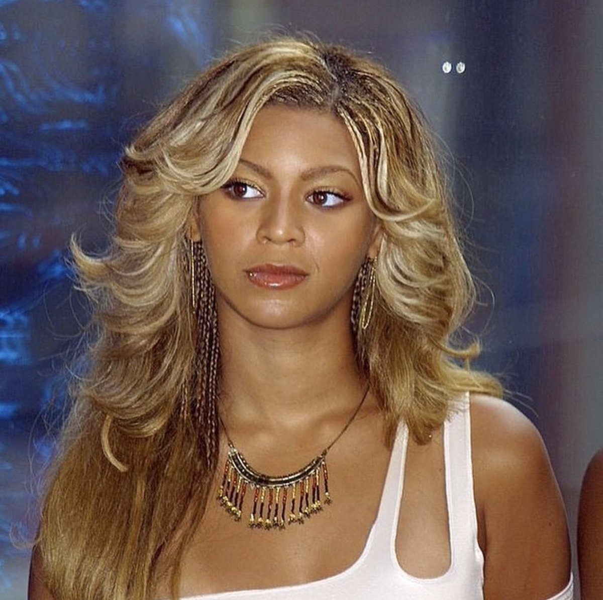 honeyicedtee_'s tweet image. Nobody can convince me that the era of micro-braids wasn’t iconic. Just look at the materiel!