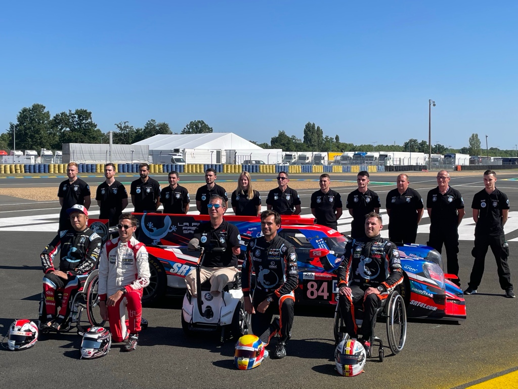 CoeurHandisport's tweet photo. [#HISTORIQUE] La team #SRT41 (n°84) termine en 32ème position de la 89ème édition des @24heuresdumans 👏👏👏

3 pilotes dont 2 paraplégiques relèvent ce défi mythique au volant d'un véhicule adapté inédit 🏎

#Automobile #LeMans24 #Handicap @flemans2016 @departement41 Merci #RT https://t.co/Mx6ajvyVs8