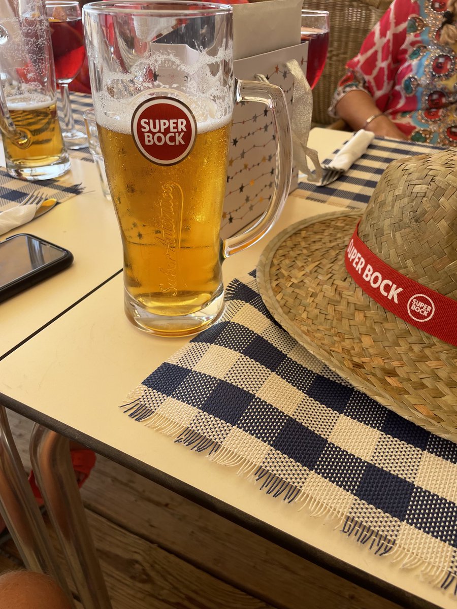 RealRomfordPele's tweet photo. Sunday afternoon best drink of the week warming up for the game later 😎 Come on ⁦@Arsenal⁩ 🍻 https://t.co/se0YXSBQll