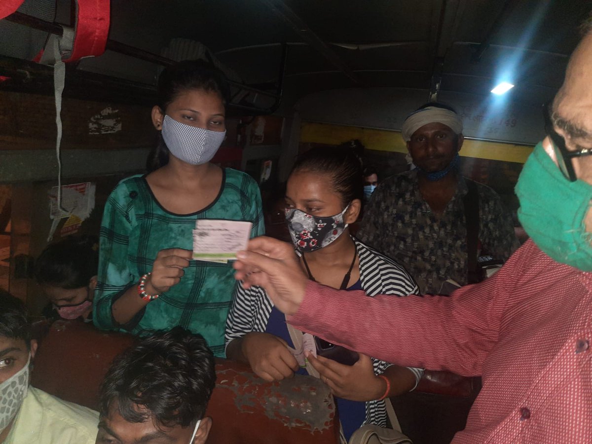 प्रयाग डिपो प्रयागराज क्षेत्र द्वारा बसों पर महिलाओं को निशुल्क बस टिकट जारी किया गया