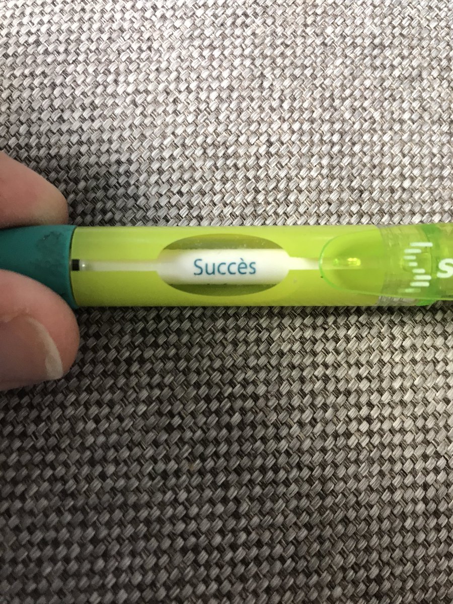 NicoKluger's tweet photo. Tiens je suis tombé sur ce stylo de #serono - que j’ai toujours - pour le défunt efalizumab (Raptiva). Le marketing a eu le nez creux à l’époque... 😅 https://t.co/e76DObsY5r