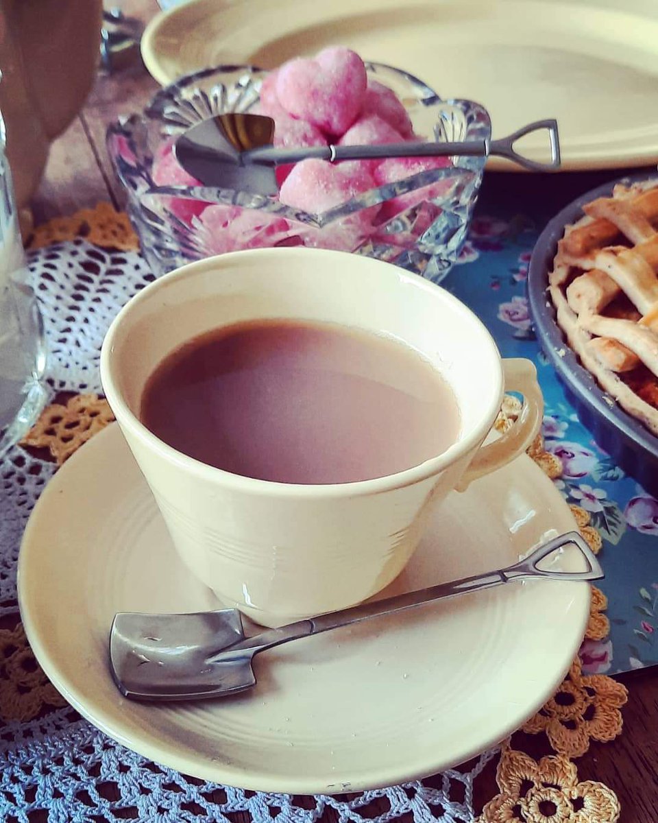 clairey_lew's tweet photo. Trying out my lovely new teaspoons from @GreatWarHuts π Who else got their teaspoons, I'd love to see some photos pease? #wherethereisTeathereisHope #ifindoubtbrewup #everythingstopsfortea
#twofortea https://t.co/e8rFYOxvqd