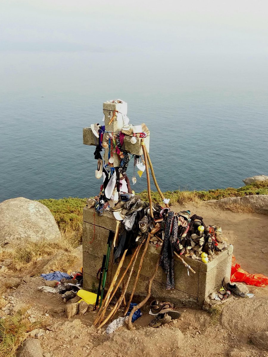 NO QUEREMOS ESTE TURISMO

#Peregrinos que llegan a #Fisterra y dejan en el final del #CaminodeSantiago lo que ya no les sirve y que acabará en el mar 

<a href="/HistoriaenMeme/">Historia en Meme</a> <a href="/camino_xacobeo/">Camino Xacobeo</a> <a href="/pgsarria/">Paco  Sarria</a> <a href="/iPeregrinos/">iPeregrinos</a> <a href="/quepasanacosta/">Quepasanacosta</a> <a href="/FisterrayMuxia/">A FisterrayMuxía</a> <a href="/icapeans/">Nacho Capeans</a> <a href="/Turvegal/">Turvegal</a> <a href="/Turgalicia/">Turismo de Galicia</a>