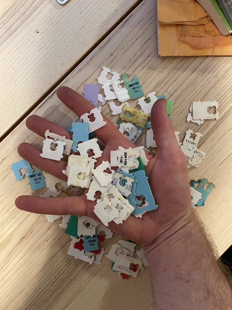 teamsweeting's tweet photo. we’re moving and my girlfriend is trying to make me throw out my collection of vintage (2014-2018) chip bag clips. she says i can keep them if this tweet gets 150k likes. LETS GOOOOO https://t.co/bFn4UJscGO