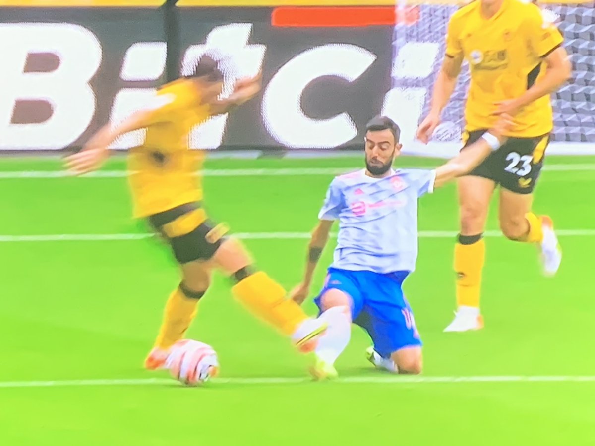 Mike87_United's tweet photo. Interesting that we had to have a 30 minute forensic review of Pogba tickling Neves shin pads but when this challenge was made on Bruno we didn’t hear so much as a peep about it..Nice and balanced as always ⁦@SkySports⁩ https://t.co/ZhmnS5XIyV