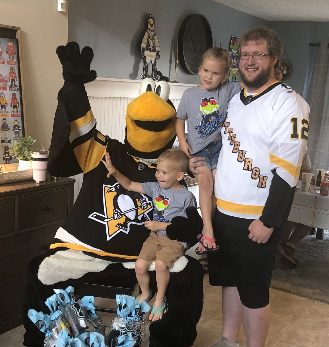 dave4favre's tweet photo. My niece and nephew’s 4th birthday was cooler than all 34 of my birthdays combined. #iceburghvisitscolumbus #letsgopens @iceburghNHL https://t.co/oluqCabCbN