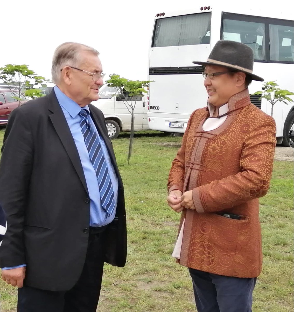 Унгарын парламентын дэд Лежак Шандор гуайн хамт.
Уулзах болгонд ухаармаар, бодмоор, нээрээ л тийм шүү гэж бодогдмоор үгсийг аав минь юм шиг хэлдэг, Унгарын тэргүүлэх улс төрч, яруу найрагч, нийгмийн зүтгэлтэн. 

(Би миний "унгар аав" гэж дотроо нэрлэж хүндэлж явдаг юм.)