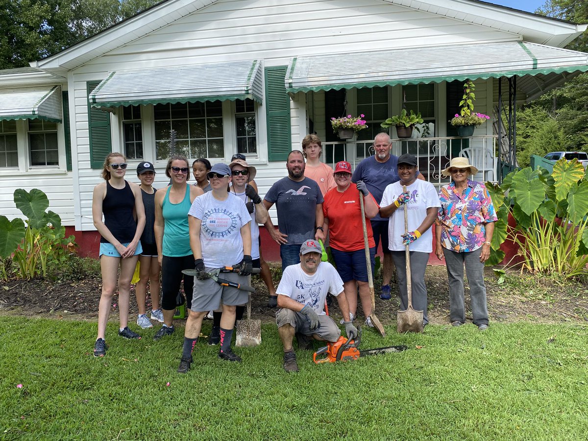 UAcharterschool's tweet photo. Staff and members of the baseball team and band participated in The United Way Day of Caring. #UAserves #weareua #unitedway @JZUAHS @UAathletics https://t.co/40FbGihN4w