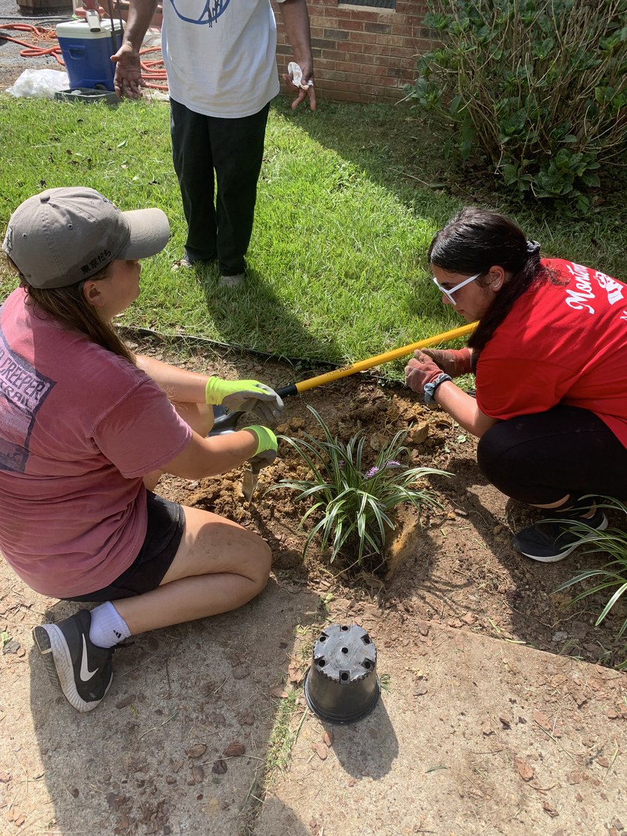 UAcharterschool's tweet photo. Staff and members of the baseball team and band participated in The United Way Day of Caring. #UAserves #weareua #unitedway @JZUAHS @UAathletics https://t.co/40FbGihN4w
