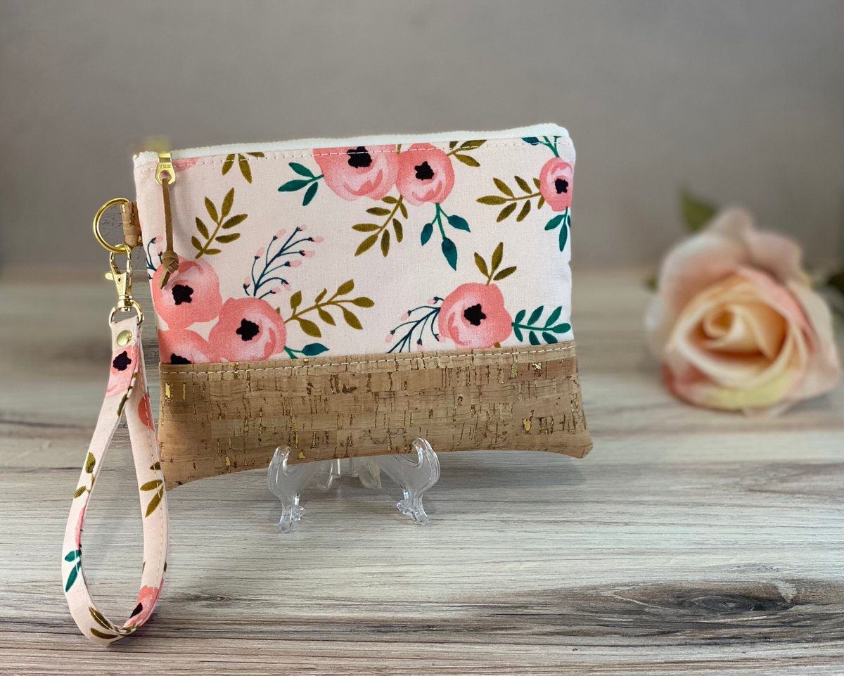 EverydayHb's tweet photo. Excited to share the latest addition to my #etsy shop: Floral Wristlet with Cork https://t.co/jHdRKBjSdT #pink #gold #floral #cork #smallpurse #giftsforher #handmade #wristlet #makeupbag https://t.co/yaYXKS5PXB