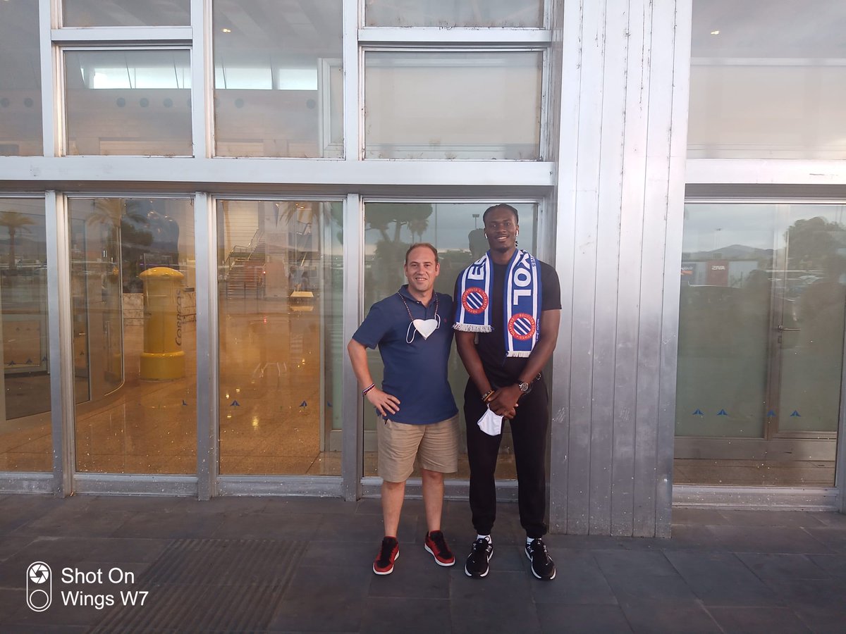 SDEspanyol's tweet photo. Anthony Ozobuekwe (@Ozobz) ja ha arribat a Barcelona  per incorporar-se a l'equip de bàsquet @Sec_Espanyol. El jugador nigerià arriba amb un missatge molt clar: Ho vol guanyar tot amb l'#rcde https://t.co/5lDOpBhoeF