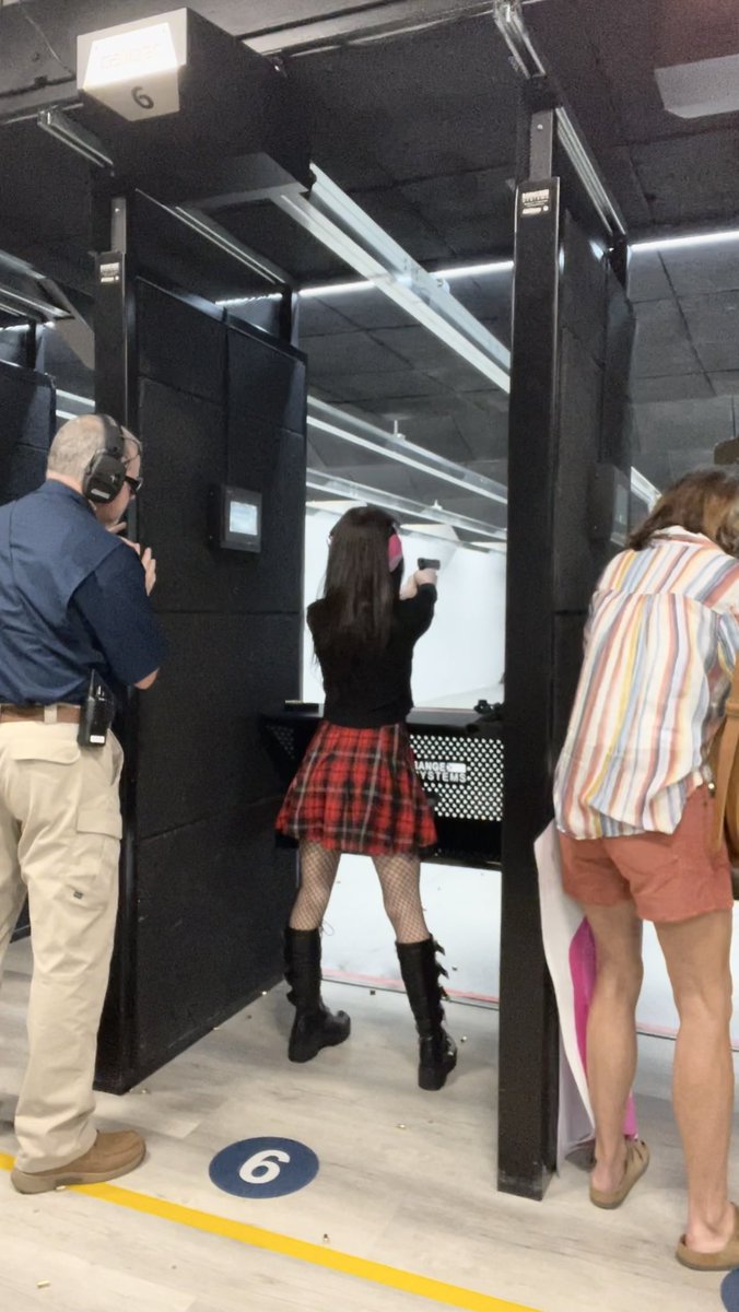 kiwithesmol's tweet image. CUTE GORL WITH A GUN??