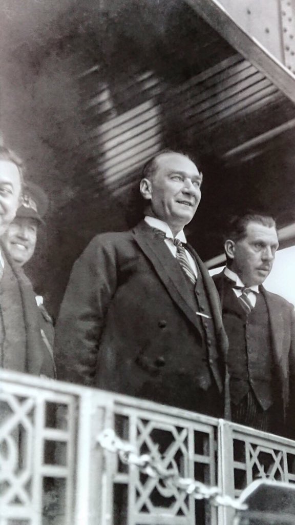 "Tarih yazmak,tarih yapmak kadar önemlidir.

YAZAN YAPANA SADIK KALMAZSA,DEĞİŞMEYEN HAKİKAT İNSANI ŞAŞIRTACAK BİR NİTELİK ALIR." M.Kemal ATATÜRK 

#30AğustosAtamınZaferi 
#ZaferBayramı 
#AtamızdanMiras 
#MustafaKemalATATÜRK
#ATATÜRK