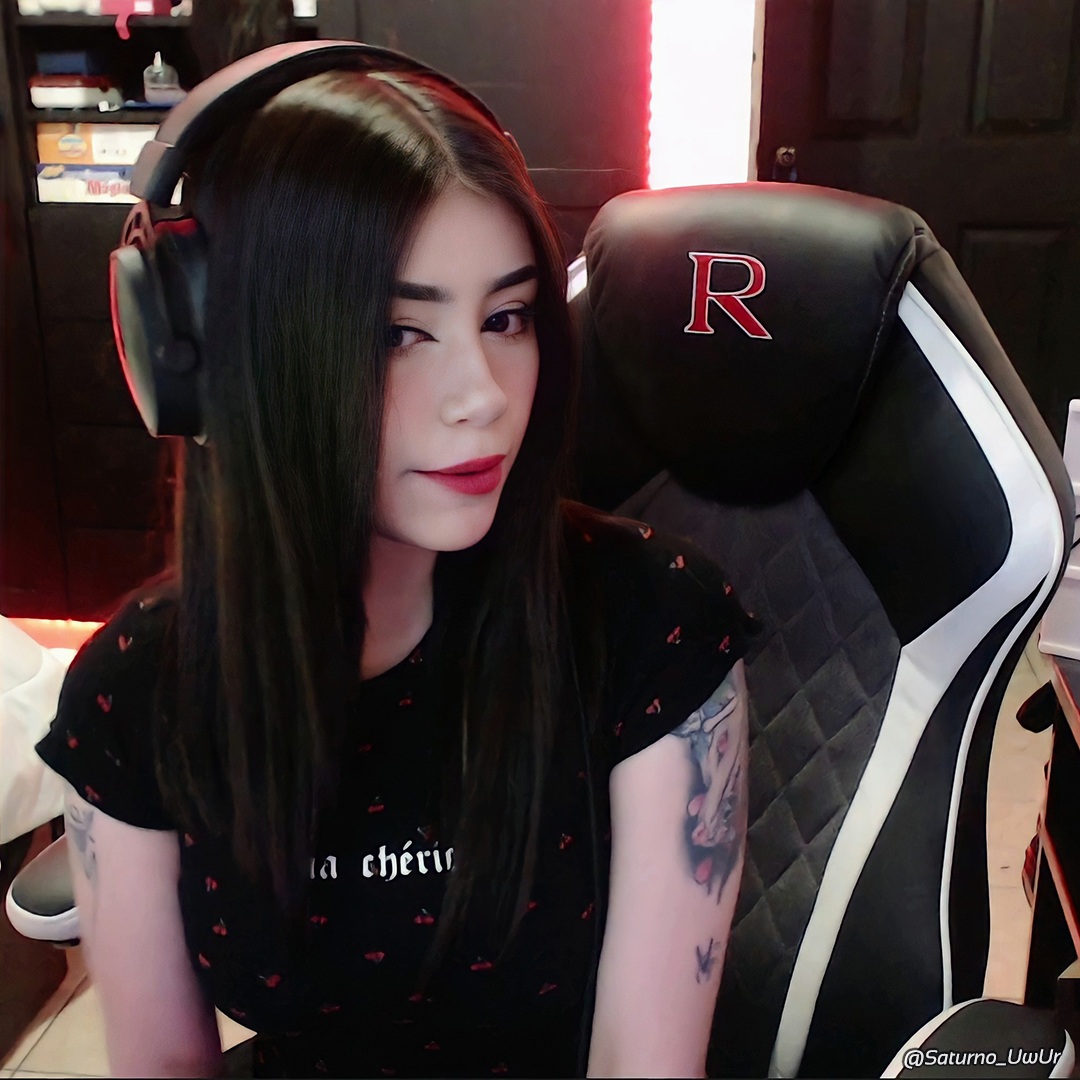 satuwurposting's tweet photo. ⭐️ @saturno_uwur ⭐️ https://t.co/L6ttztf75n ✨#streamer #twitch #twitchstreamer #twitchgirl #tattoos #tatuajes #beautiful #guapa #monterrey #cute #kawaiigirl #kawai #saturno_uwur  #wednesday  #wednesdayvibes #miércoles #hyperxcloud #hyperxlatam #instagram #gamer #gamergirl ✨ https://t.co/1bcyiA25Lq