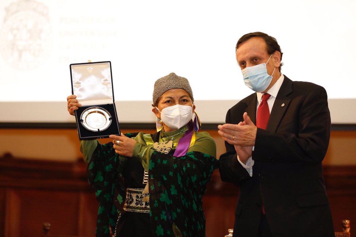 ElisaLoncon's tweet photo. Quiero agradecer profundamente a @ucatolica el homenaje que he recibido. A través de este siento se honra a las mujeres mapuche, a nuestras historias y dignidades pues siempre hemos estado presentes en el devenir de nuestros pueblos y lo seguiremos estando. ¡Mañum pu lamgen! https://t.co/gYaLpCwLZP