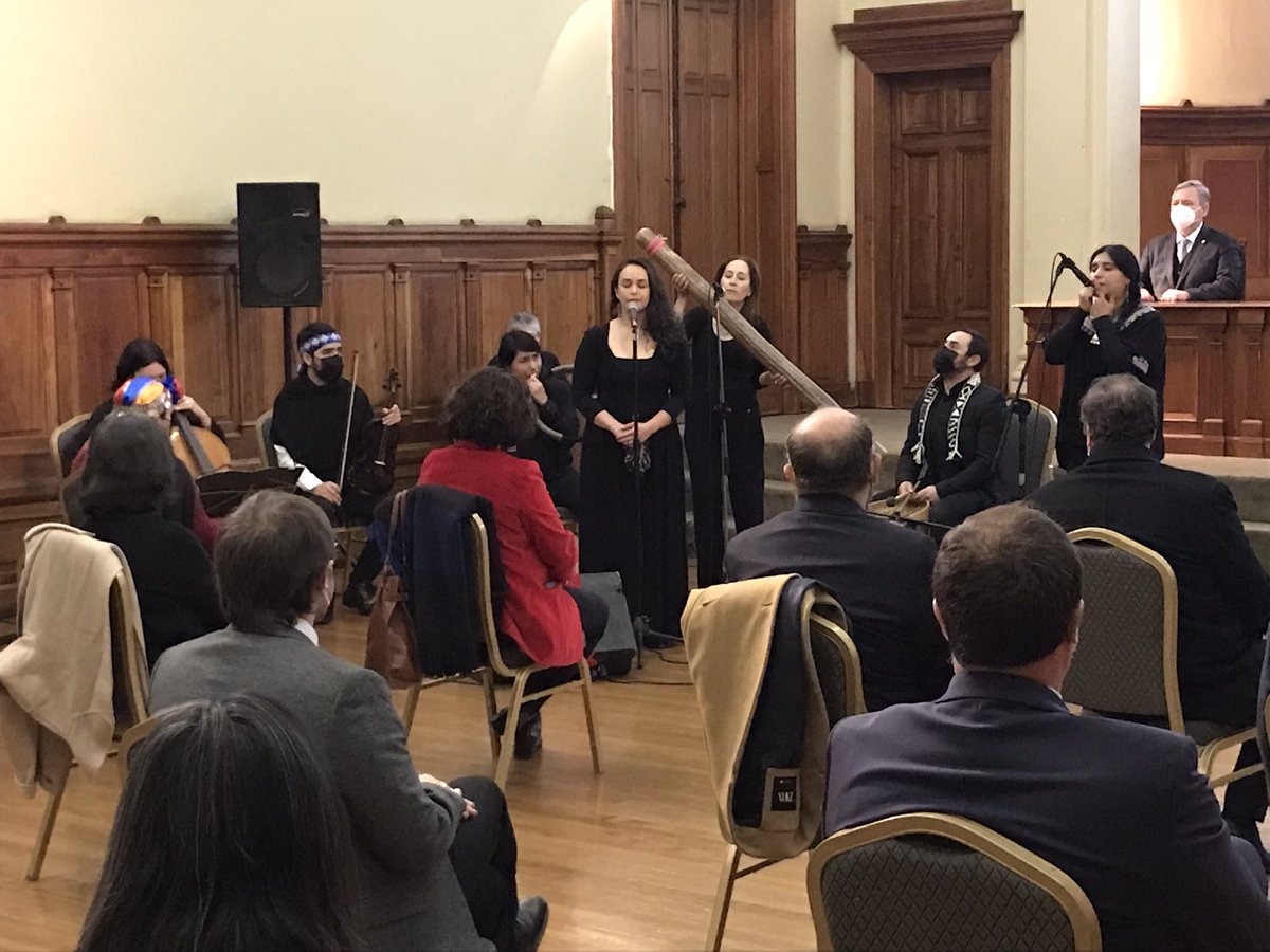 ElisaLoncon's tweet photo. Quiero agradecer profundamente a @ucatolica el homenaje que he recibido. A través de este siento se honra a las mujeres mapuche, a nuestras historias y dignidades pues siempre hemos estado presentes en el devenir de nuestros pueblos y lo seguiremos estando. ¡Mañum pu lamgen! https://t.co/gYaLpCwLZP