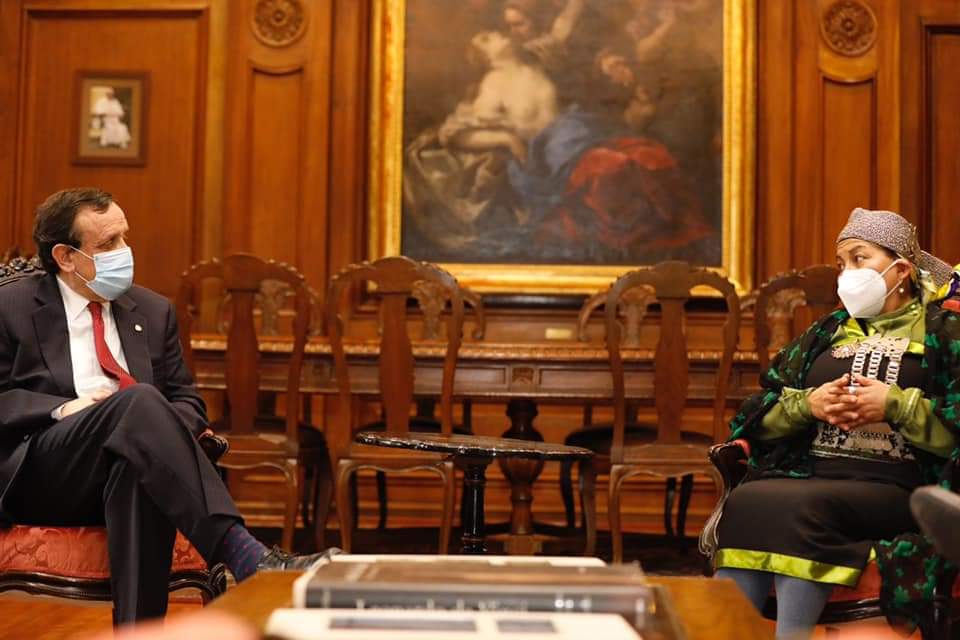 ElisaLoncon's tweet photo. Quiero agradecer profundamente a @ucatolica el homenaje que he recibido. A través de este siento se honra a las mujeres mapuche, a nuestras historias y dignidades pues siempre hemos estado presentes en el devenir de nuestros pueblos y lo seguiremos estando. ¡Mañum pu lamgen! https://t.co/gYaLpCwLZP