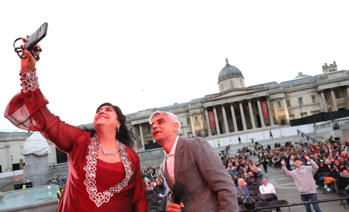 justinesimons1's tweet image. It’s a wrap! 🎬🍿 ✨ Bend It Like Beckham closes Trafalgar Sq screenings with special guests @SadiqKhan and Director @GurinderC #BackToTheBigScreen #LetsDoLondon 💫