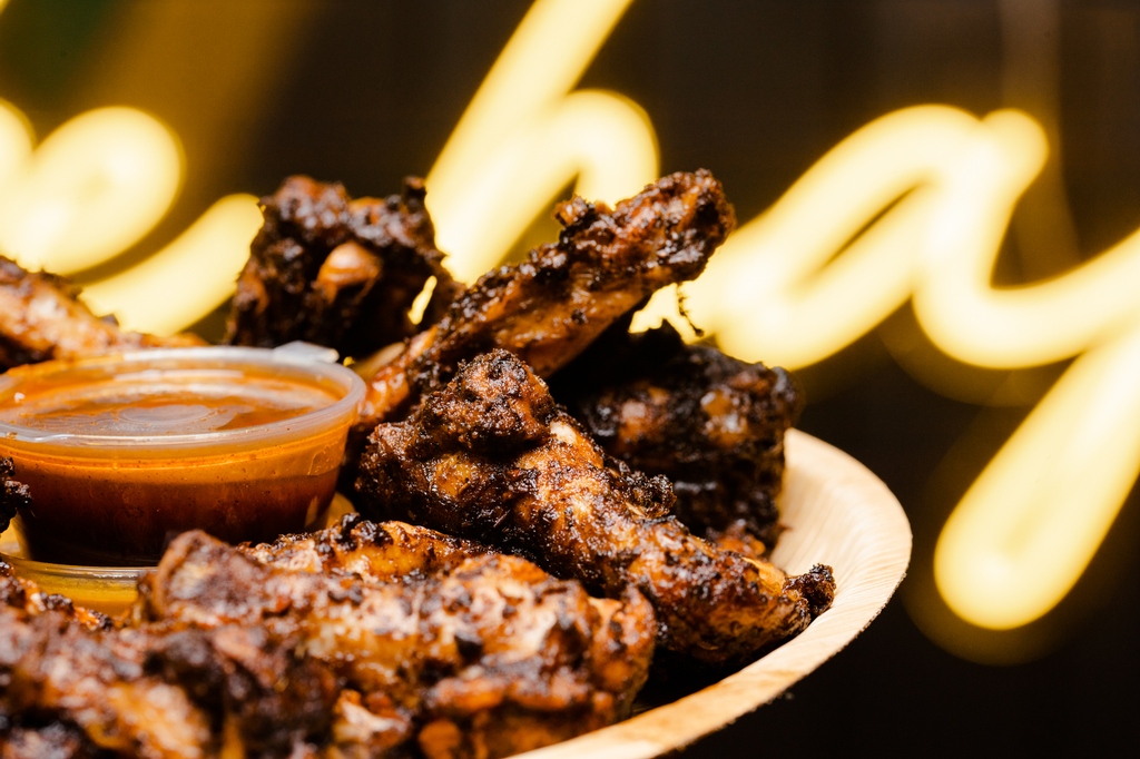 Zcookeheadshots's tweet photo. Wings Wings Wings. Hot Sauce, Hot Sauce, Hot Sauce. 

Winning combination in my eyes. 

#chickenwings #chicken #foodporn #foodie #food #wings #bbq #instafood #foodstagram #foodphotography #friedchicken https://t.co/wtRjvhOhMA